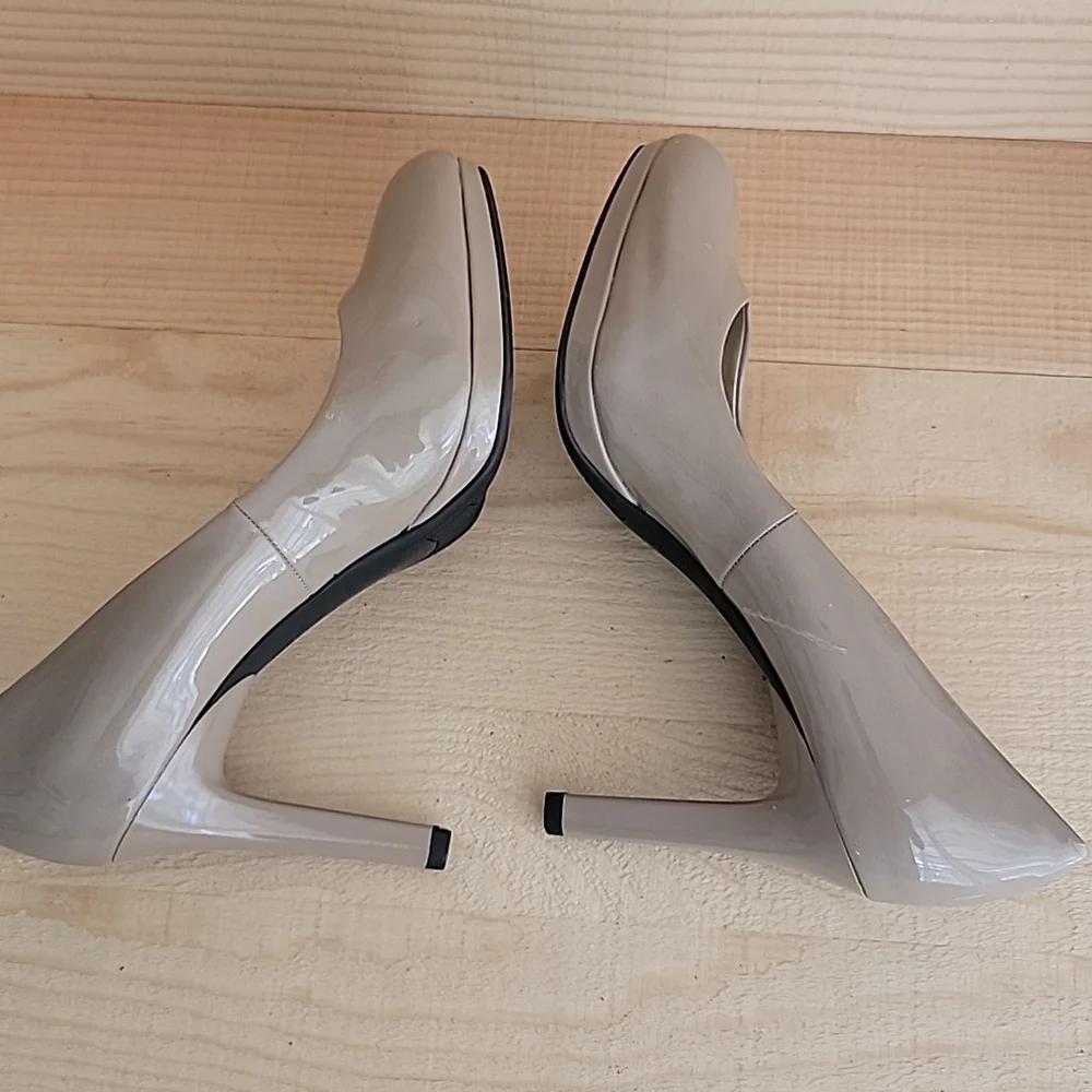 Bandolino sz8 Annie Nude Patent Pump